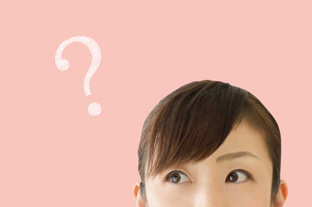 ？　ピンクの背景に女性の顔上半分